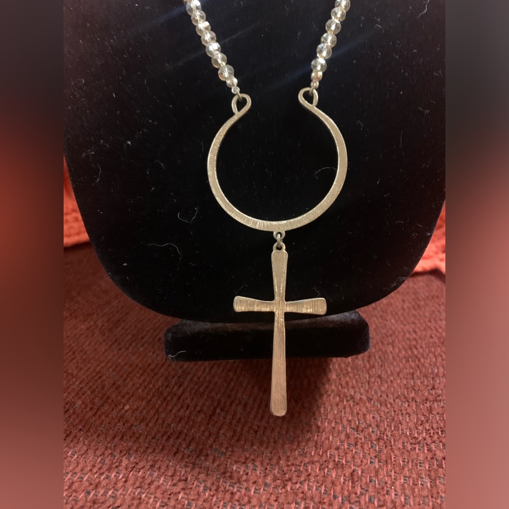 Necklace and earrings set. Unknown of the brand.